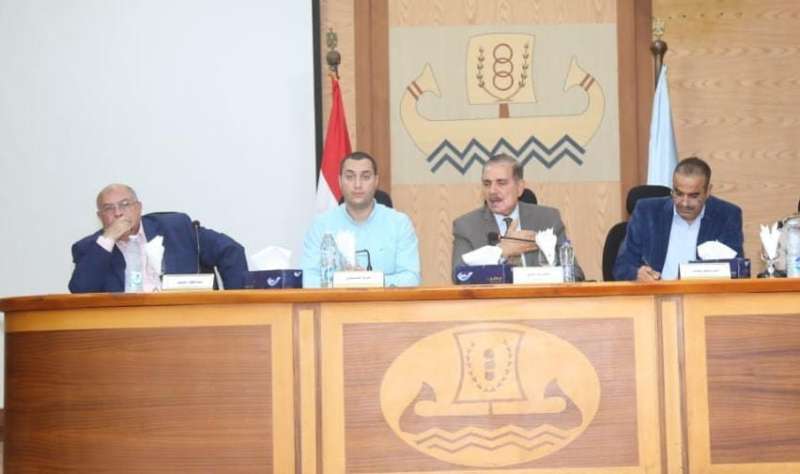 محافظ كفر الشيخ يناقش استعداد وجاهزية المحافظة لإدارة الأزمات