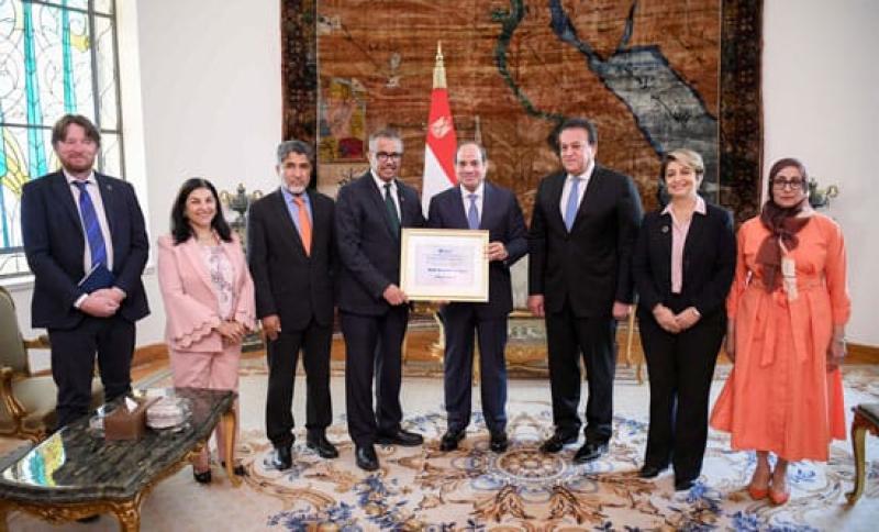 منظمة الصحة العالمية  تُسلم الرئيس عبدالفتاح السيسي  شهادة المستوى الذهبي لإكمال مسار القضاء على فيروسC في مصر