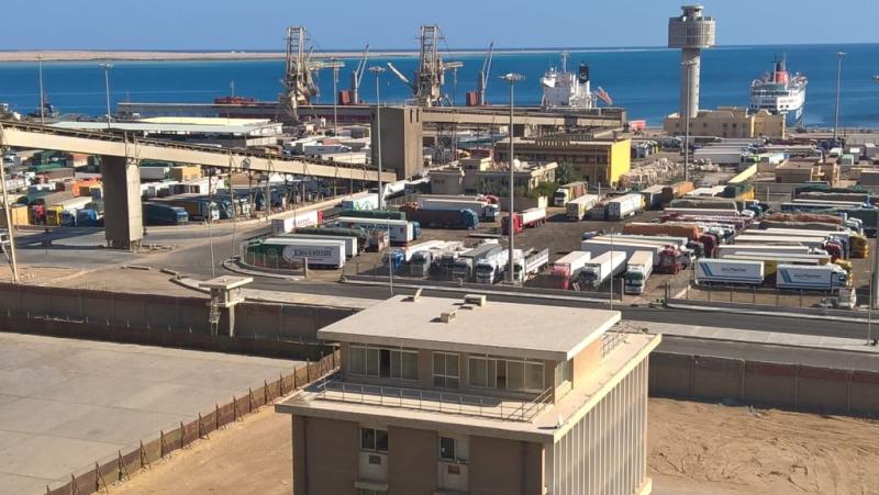 تداول 13 ألف طن بضائع عامة ومتنوعة و615 شاحنة بموانئ البحر الأحمر