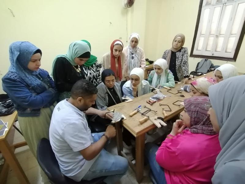 وزارة العمل تعلن بدء تدريب فتيات بنى سويف والقاهرة على 6 مهن يحتاجها سوق العمل