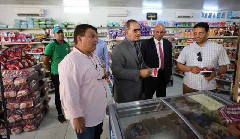 محافظ كفر الشيخ يتفقد الأسواق ومنافذ بيع السلع للاطمئنان على توافر المنتجات للمواطنين
