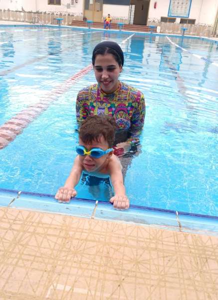 «سباحة بقلب أم».. «سارة» أول مدربة للأطفال من ذوي التأخر الحركي:«النتايح فوق الممتاز»