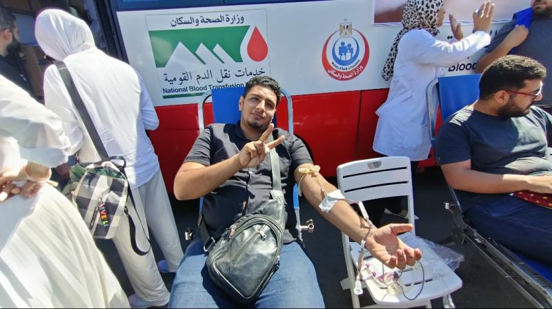 من أجلك يا غزه .. أهالى الإسكندرية يتبرعون بالدم لضحايا فلسطين فى ميادين عروس البحر