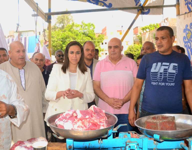 بالتزامن مع بدء مبادرة تخفيض الأسعار.. نائب محافظ البحيرة تفتتح معرضا للسلع الغذائية بدمنهور
