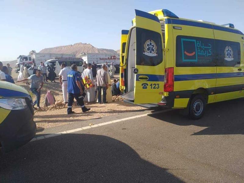 إصابة 9 أشخاص في حادث انقلاب سيارة ميكروباص على صحراوي قنا