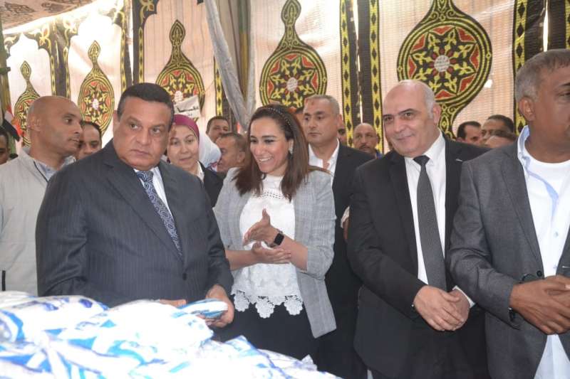وزير التنمية المحلية ونائب محافظ البحيرة يفتتحان معرضاً للسلع الغذائية بمدينة إيتاى البارود