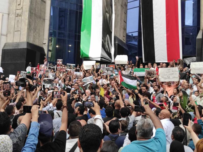 الآلاف يحتجون أمام نقابة الصحفيين وينددون بالجرائم الإسرائيلية بفلسطين