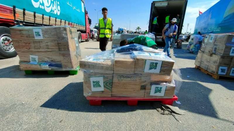 مؤسسة ” مصر الخير ” تعلن استمرار بقاء شاحنات المساعدات الإنسانية في العريش حتي فتح معبر رفح