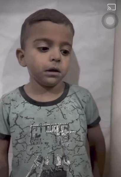 بـ قلب خافق وجسد مرتعش.. مشهد مؤثر لطفل نجا من قصف مستشفى المعمداني في غزة