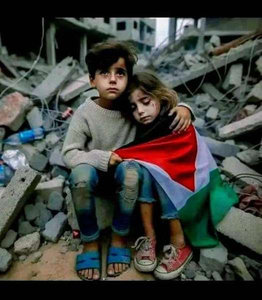 مشهد مؤثر لطفل فلسطيني يبحث بين الأنقاض عن ما تبقى من أسرته