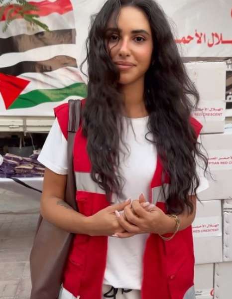آية سماحة تشارك الهلال الأحمر المصري في أرسال المساعدات لأهالي غزة