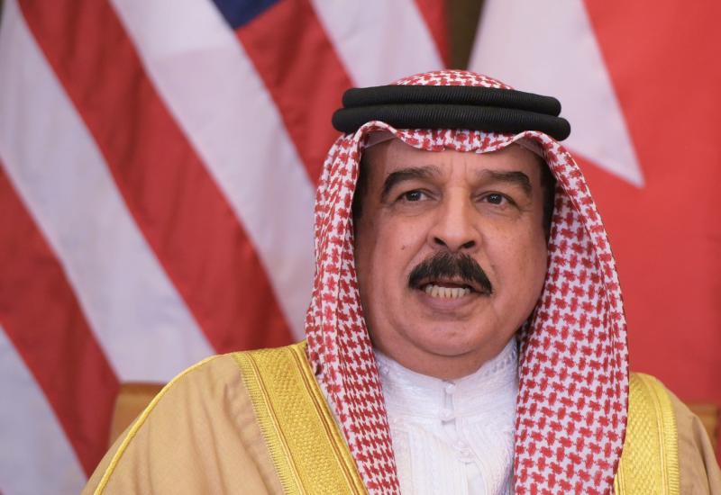 ملك البحرين يصل القاهرة للمشاركة في قمة القاهرة للسلام