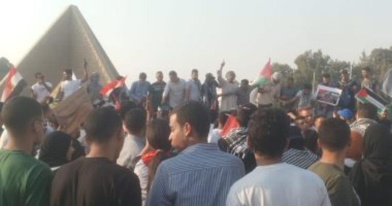 عشرات الالاف من المصريين في مسيرة تضامن مع اهل غزة امام المنصة في مدينة نصر
