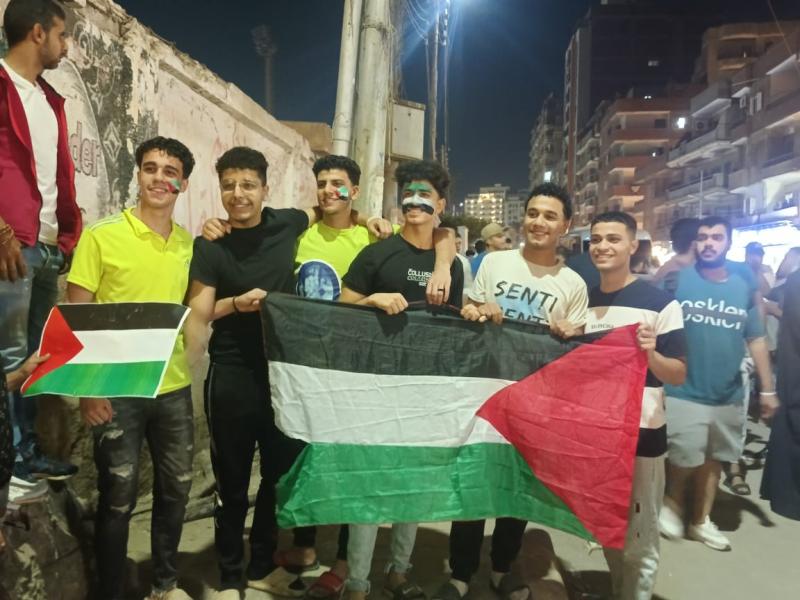 شباب من المنوفية يتطوعون لرسم العلم الفلسطيني على وجوه المارة بشبين الكوم