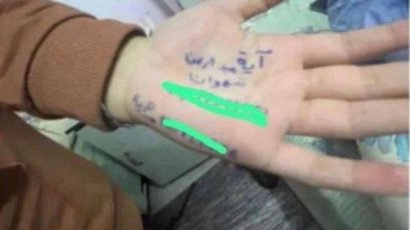 أيادي أطفال غزة تتحول لبطاقة هوية لكي يتم التعرف عليهم في حال استشهادهم ..متابعون: يا وجع القلب