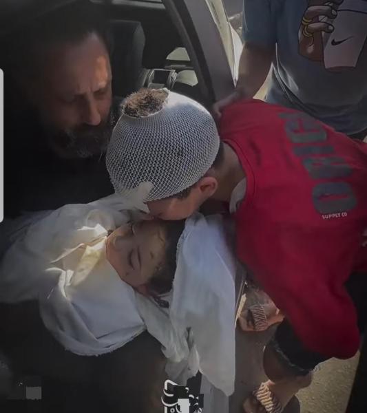 ”مع السلامة يا عمري أعطوني شعرة منه”.. طفل فلسطيني يودع شقيقه بطريقة مؤلمة