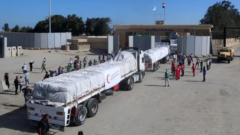 40 شاحنة مساعدات  دولية تستعد لعبور معبر رفح الي الداخل الفلسطيني