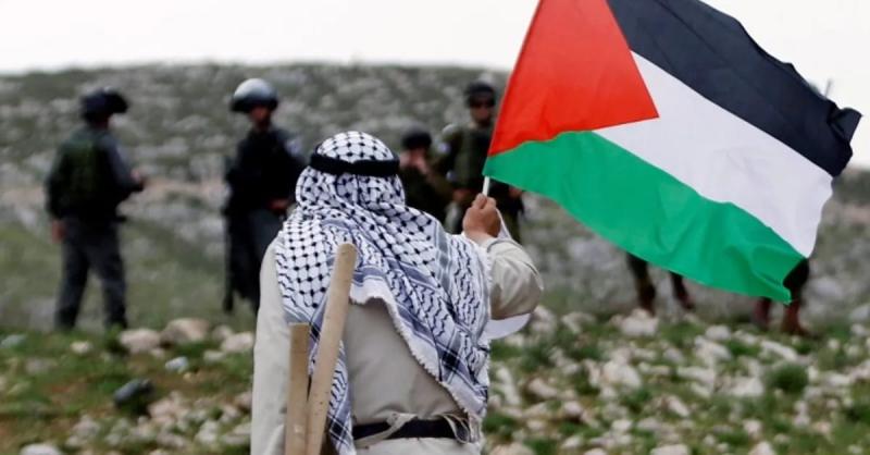 قصة ”الكوفية الفلسطينية” وسر ارتباطها بالنضال والمقاومة