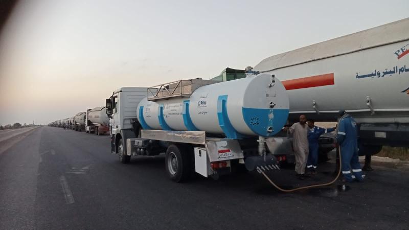 الشبكة الوطنية للطوارئ والسلامة بالإسماعيلية تمد الحاويات المتجهة إلى غزة باحتياجاتها من المياه