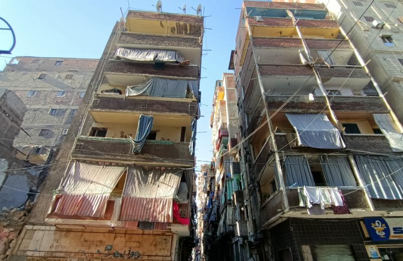 ”كارثة فى الإنتظار”.. عقار مائل بغرب الإسكندرية يهدد حياة المواطنين