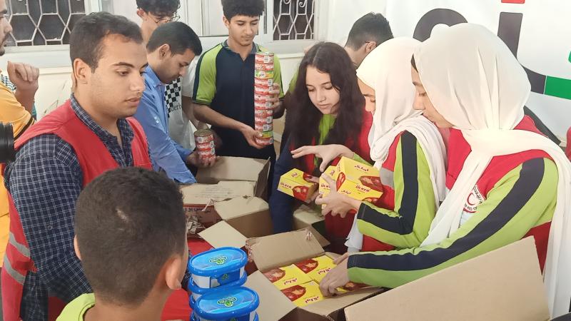 بالصور والفيديو.. شباب الهلال الأحمر بالمنوفية يجهزون مواد غذائية لإرسالها للشعب الفلسطيني