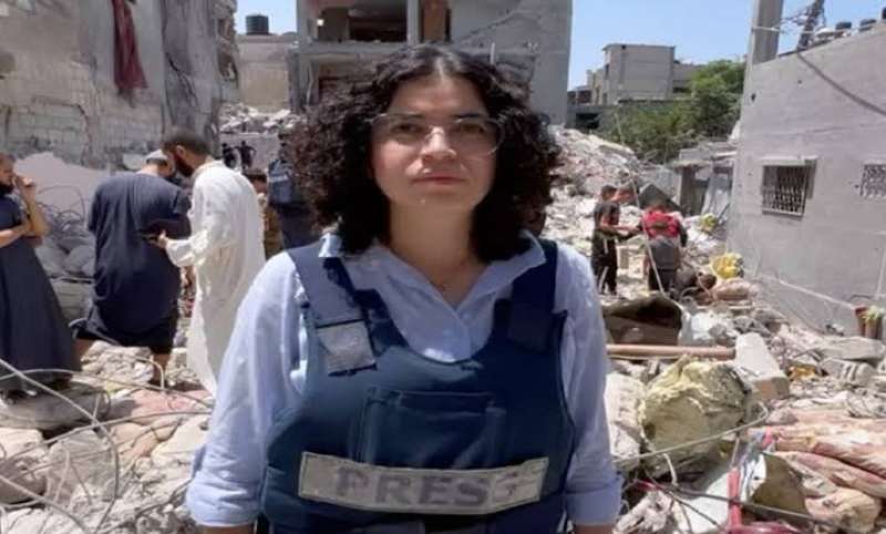سمعت صراخ وبكاء أمي وعرفت أن عيلتي ادمرت.. صحفية فلسطينية تروي تفاصيل استشهاد 14 شخصا من عائلتها بقصف إسرائيلي