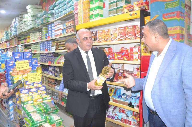 سكرتير عام البحيرة يتفقد عدداً من منافذ السلع الغذائية والأسواق والمحال التجارية بكفر الدوار