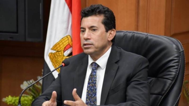 أشرف صبحى يبحث بدء تنفيذ توصيات الملتقى الدولى للاستثمار