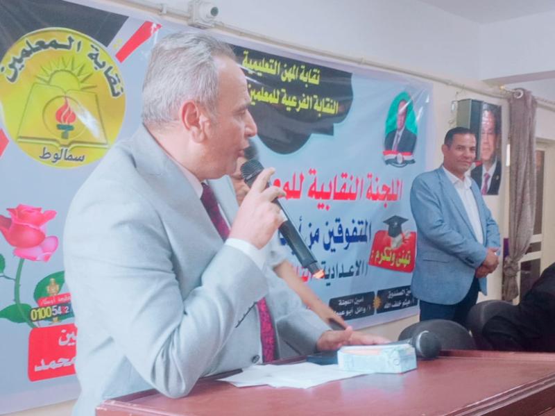 المنيا: إدارة سمالوط التعليمية تكرم مديرها بعد صدور قرار نقله