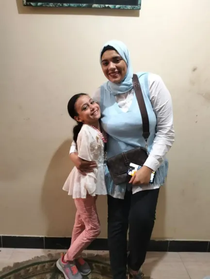 ”وُلدت بدون ذراعين” حكاية تحدى الطفلة ”جنة” بالرسم والكتابة بقدميها ”صور وفيديو”