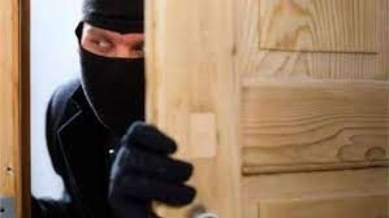 حكاية اللص المنحوس بأكتوبر..أمسك به الأهالي أثناء سرقة شقة فأنهي حياته قفزا