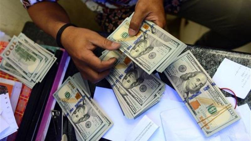 ضبط عامل  لقيامه بالإتجار غير المشروع فى النقد الأجنبى بالفيوم