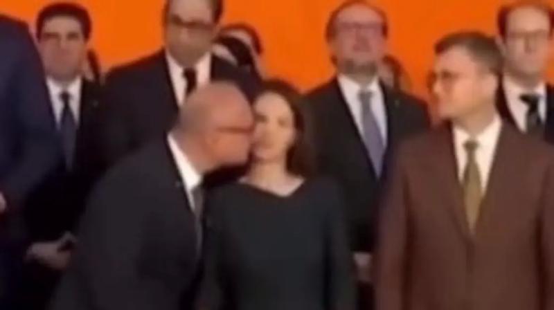 كيف جاء رد وزيرة الخارجية الالمانية على تقبيلها بالعنف من قبل الوزير الكرواتي؟