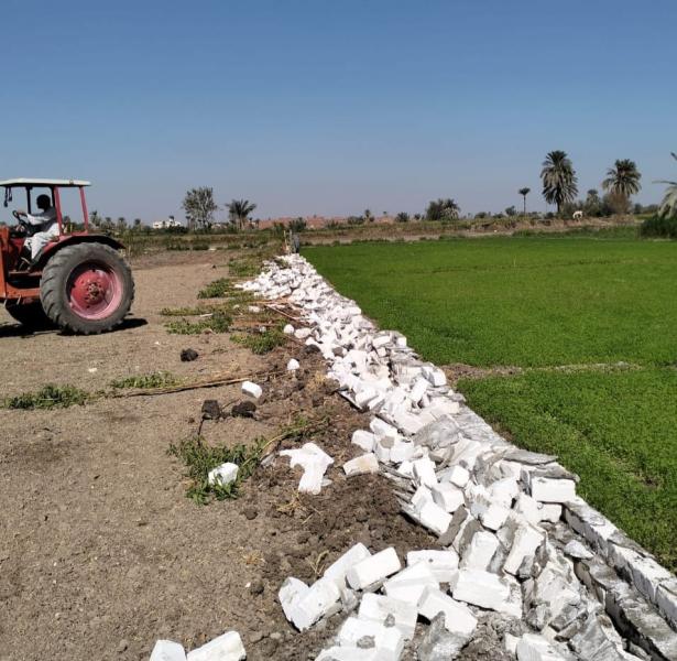 رئيس أشمون يقود حملة مكبرة لإزالة التعديات على الأراضي الزراعية بقريتي الحلواصي وطليا