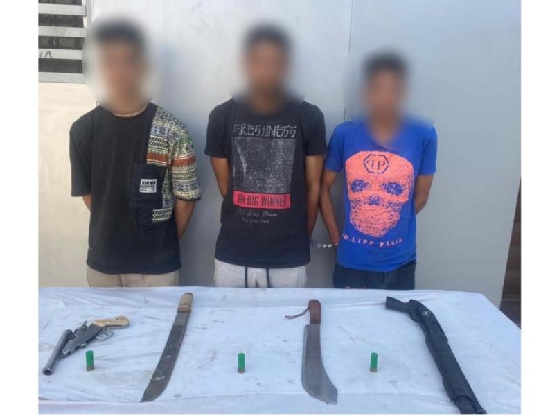 ضبط 3 أشقاء وبحوزتهم أسلحة نارية وبيضاء بدون ترخيص بالبساتين