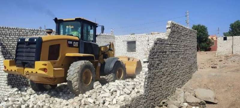محافظ أسوان:يوجه  بمواصلة حملات إزالة التعديات على أراضي الدولة البناء والزراعية بإزالة 85 حالة بمساحة 29 ألف و 913  م2