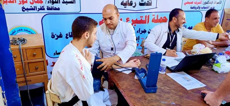شباب مصر مع غزة.. محافظ كفر الشيخ يتابع الحملة القومية للتبرع بالدم بسيدي سالم