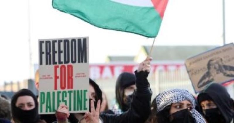 متظاهرون يحاولون اقتحام شركة تصنيع أسلحة فى بريطانيا تضامنا مع غزة