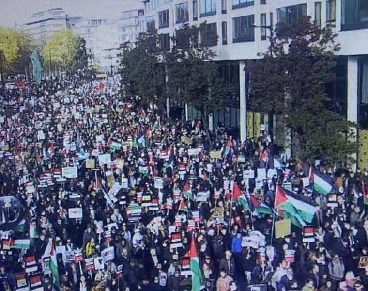 بريطانيون يحتجون من أجل فلسطين 