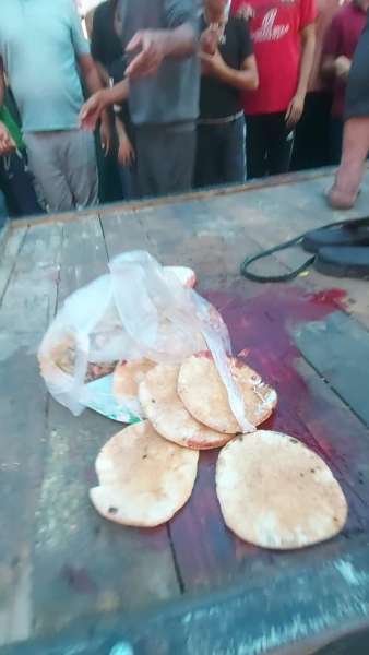 يأكلون الخبز مع الدماء.. مأساة أهالي فلسطين بعد 30 يوما من القصف الإسرائيلي على غزة