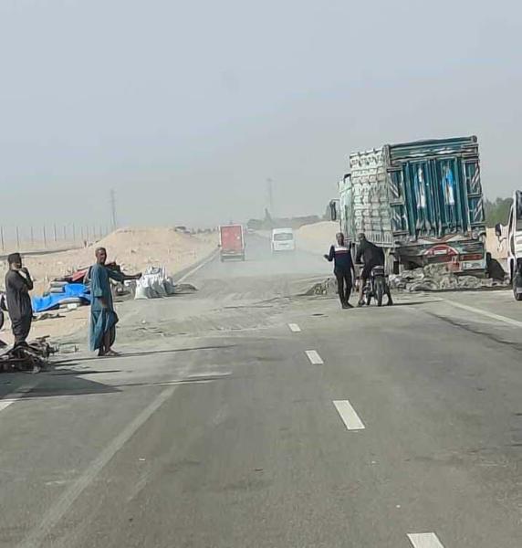 إصابة 5 أشخاص إثر تصادم سيارتين على صحراوي قنا