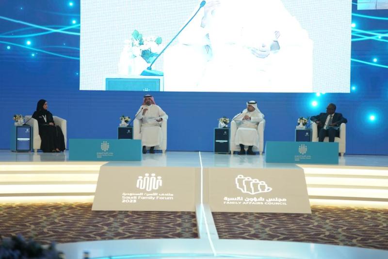 وزير الموارد البشرية يدشن ”الإطار الوطني لسلامة الأطفال على الإنترنت” ضمن منتدى الأسرة السعودية