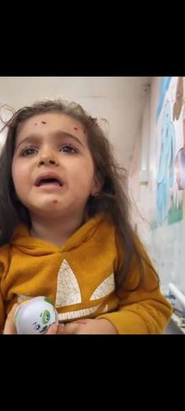 قصفوني وقصفوا أمي.. مشهد مأساوي لطفلة صغيرة بعد استشهاد والديها بسبب القصف الإسرائيلي الغاشم