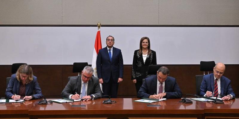 رئيس الوزراء يشهد توقيع اتفاقية بشأن دراسة إنشاء ”مجمع صناعة السيارات المشترك بالمنطقة الصناعية بشرق بورسعيد”