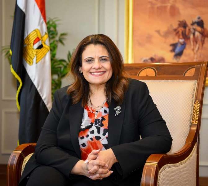 وزيرة الهجرة تهنئ طبيبًا مصريًا لتوليه منصب رئيس الكلية الملكية للجراحين في إنجلترا للمرة الأولى