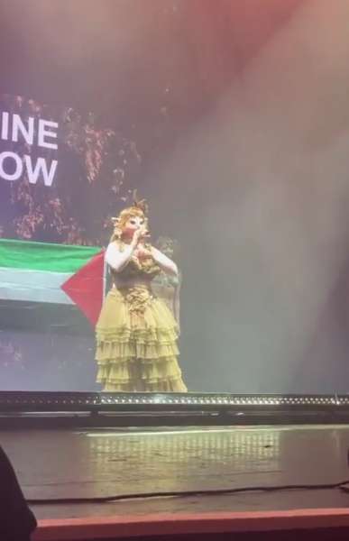 ميلاني مارتينيز ترفع علم فلسطين في حفلها وتطالب