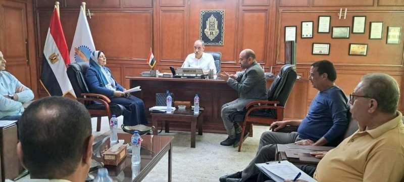 رئيس الغردقة   يجتمع مع اعضاء هيئة الاوقاف المصرية لمناقشة آليات التعاقد مع اصحاب الورش