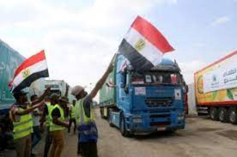 بعد زيارة الشاباك.. مصر تنجح في إدخال أول شحنة وقود لقطاع غزة