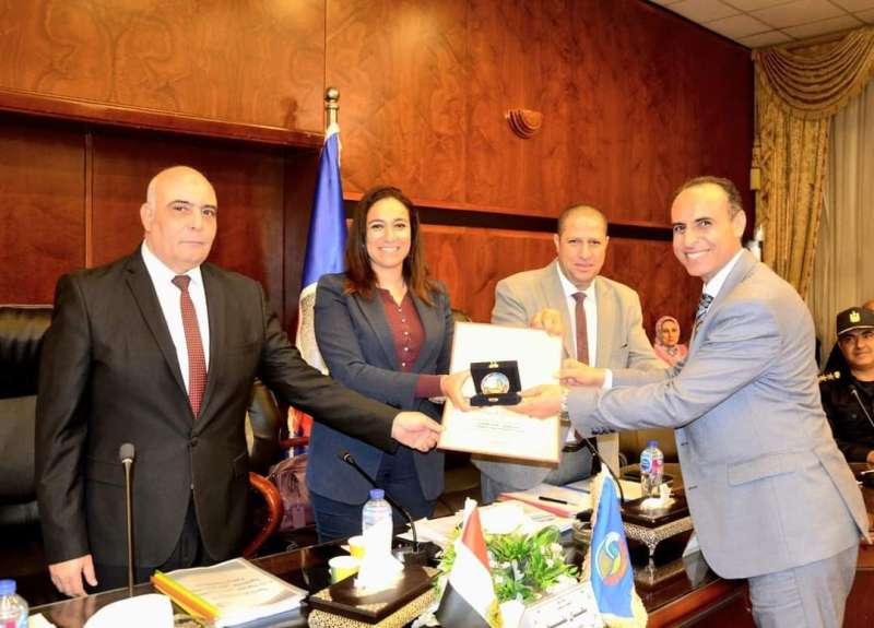 نائب محافظ البحيرة تُكرِّم وكيل وزارة الصحة