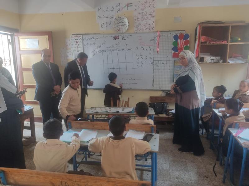 وكيل ”تعليم البحيرة” يتابع انتظام الدراسة بكوم حمادة